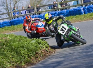 David Bell Leading Ryan Farquhar at Drurys Hairpin